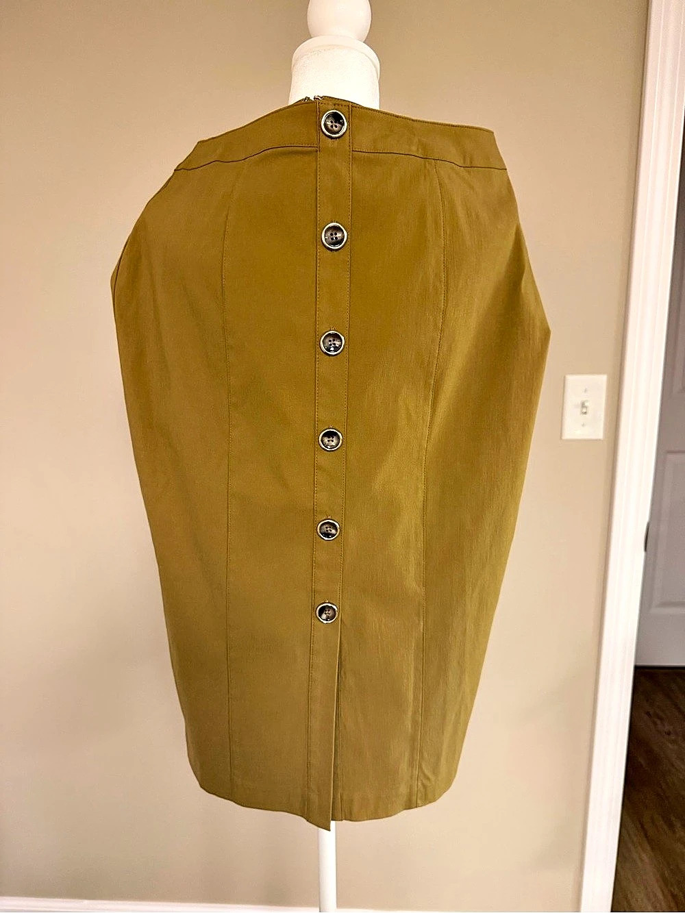 White House, Black market Button-Front Skirt in mustard color Like New